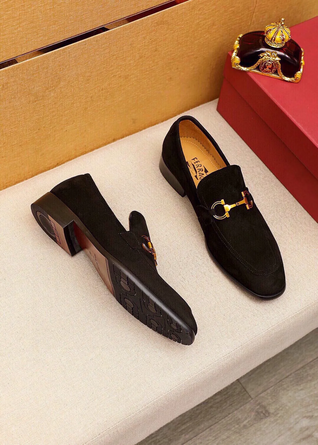 Men's shoes 💰520 💐 Product trademark: Ferragamo "Ferragamo" casual leather shoes Regular size: 38-44 (45🉑️customized) Product materials: Selected imported first-layer frosted cowhide upper + original hardware buckle, imported water-dyed cowhide leather lining. Strong three-dimensional visual effect, combined outsole Color: 2⃣️colors available